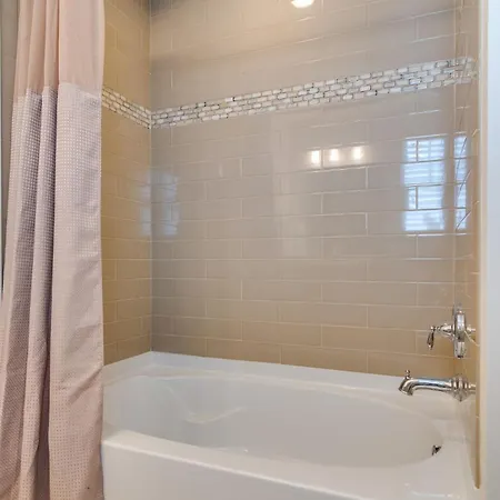Modern 3 King Belmont Retreat With 2 Living Walk To Belmont & Vanderbilt Near Music Row The Gulch & 12th South 2 Miles To Broadway Large Dining Table Smart Tvs Parking 24 Hr Hospitality Holiday home Nashville