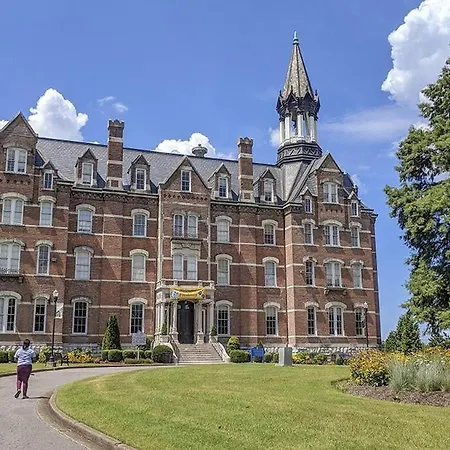 Stylish 3 Bed Retreat, Rooftop, Parking, Sleeps 10, Ensuite Baths, Bunk Room, Gourmet Kitchen, Cozy Living Space, Rooftop Views & Fire Table, Near Downtown, Distilleries & Marathon Village, 24 Hr Hospitality *
