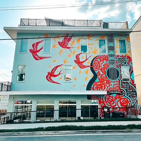 Stylish 3 Bed Retreat, Rooftop, Parking, Sleeps 10, Ensuite Baths, Bunk Room, Gourmet Kitchen, Cozy Living Space, Rooftop Views & Fire Table, Near Downtown, Distilleries & Marathon Village, 24 Hr Hospitality * Nashville