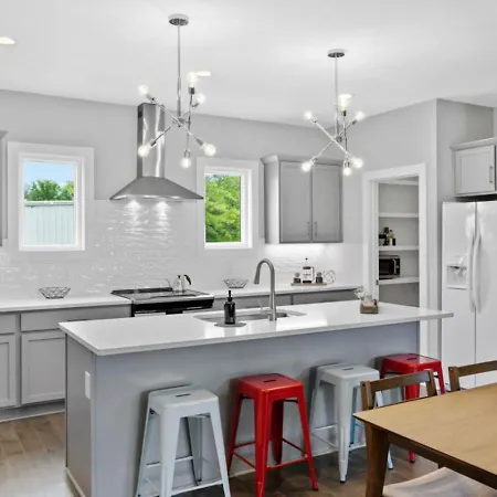 Rhythm & View - Large 4-bedroom Townhome With Private Garage & Dual Balconies *