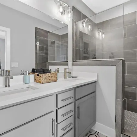 Rhythm & View - Large 4-bedroom Townhome With Private Garage & Dual Balconies Nashville