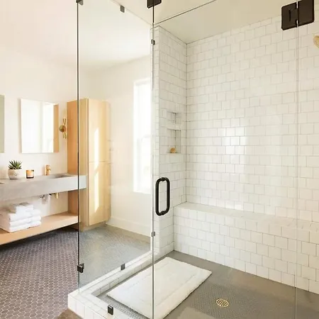 Nash Chic Near Dt Rooftop Luxe Comfort Holiday home