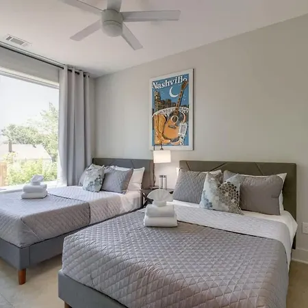 New East Oasis 13beds Roofdeck Free Parking Holiday home *