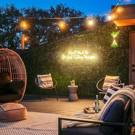 Close To The Gulch - Book Today * Nashville