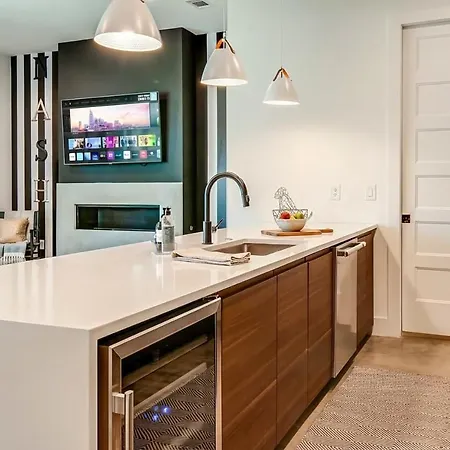 Close To The Gulch - Book Today * Nashville