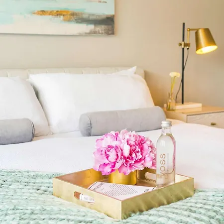 Downtown Luxury - 10 Beds & Free Parking Holiday home