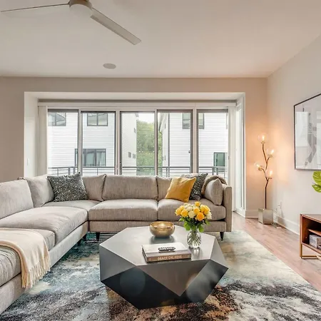 Downtown Luxury - 10 Beds & Free Parking Holiday home *