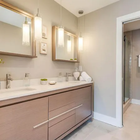 Downtown Luxury - 10 Beds & Free Parking *