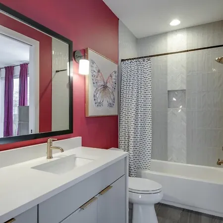 Luxury Retreat: Rooftop Hot Tub Double Deck & Game *