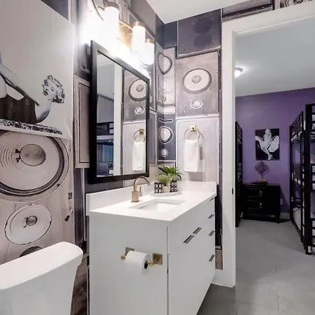 Luxury Retreat: Rooftop Hot Tub Double Deck & Game Holiday home