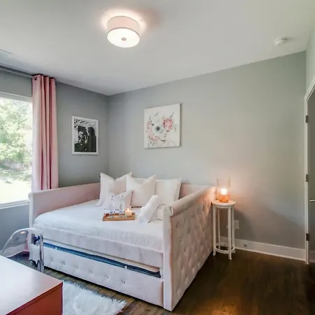 King & Queen 2 Homes - 24 Beds Views