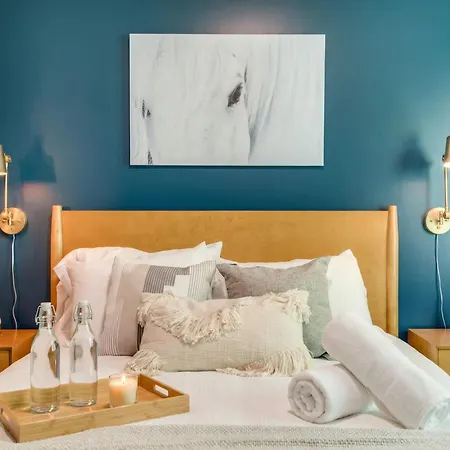 Downtown Luxury - 10 Beds & Free Parking *