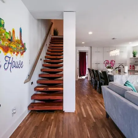 Luxury Retreat: Rooftop Hot Tub Double Deck & Game *