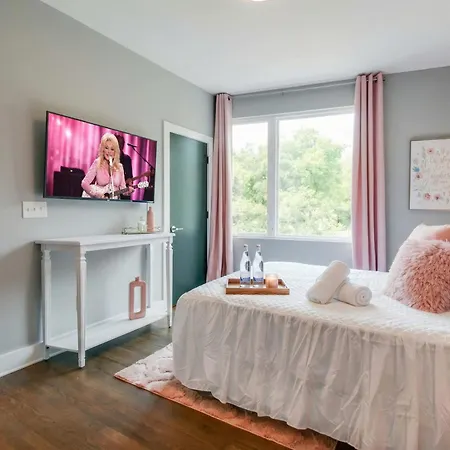 King & Queen 2 Homes - 24 Beds Views Holiday home Nashville