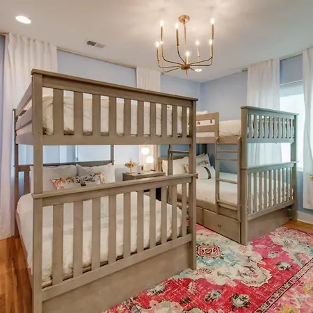 Luxury Retreat: Rooftop Hot Tub Double Deck & Game Holiday home Nashville