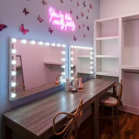Luxury Retreat: Rooftop Hot Tub Double Deck & Game *