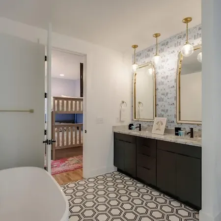 Luxury Retreat: Rooftop Hot Tub Double Deck & Game Nashville