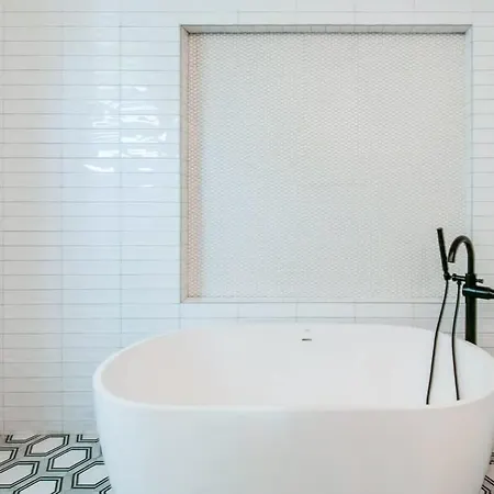 Luxury Retreat: Rooftop Hot Tub Double Deck & Game *