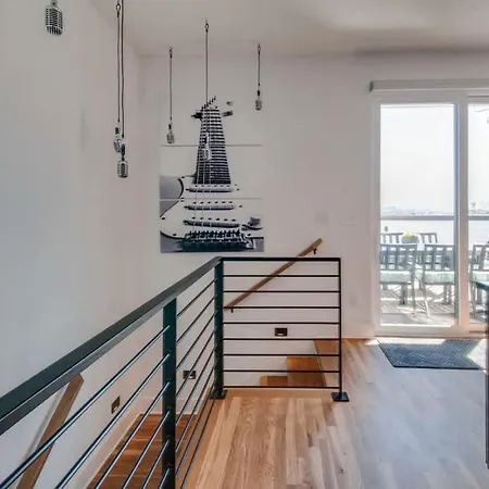 Luxury Retreat: Rooftop Hot Tub Double Deck & Game