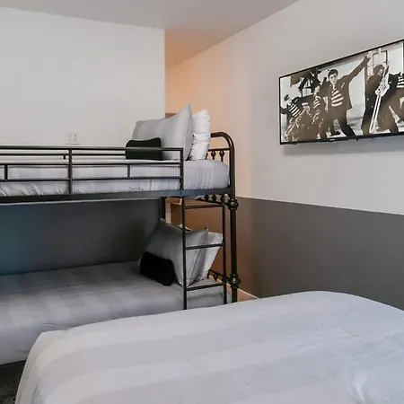 Luxury Retreat: Rooftop Hot Tub Double Deck & Game