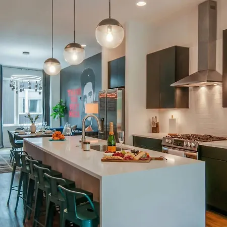 King & Queen 2 Homes - 24 Beds Views