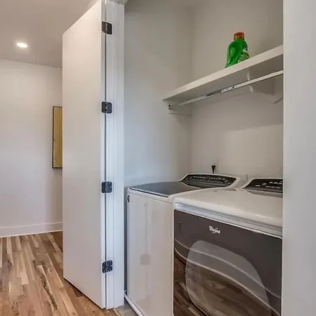 Luxury Retreat: Rooftop Hot Tub Double Deck & Game