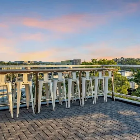 Holiday home Luxury Retreat: Rooftop Hot Tub Double Deck & Game