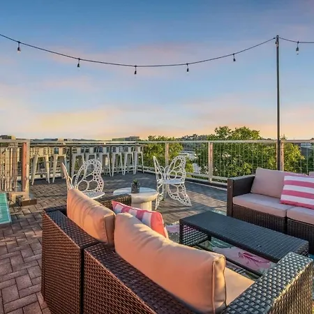 Holiday home Luxury Retreat: Rooftop Hot Tub Double Deck & Game