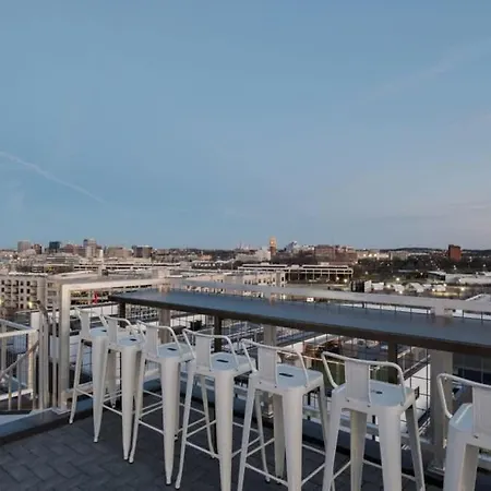 Luxury Retreat: Rooftop Hot Tub Double Deck & Game