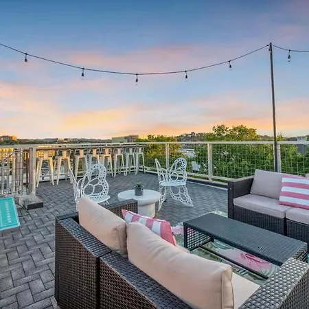 Holiday home Luxury Retreat: Rooftop Hot Tub Double Deck & Game