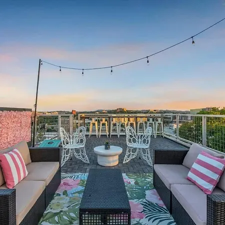 Luxury Retreat: Rooftop Hot Tub Double Deck & Game Holiday home *