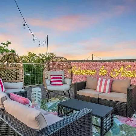 Holiday home Luxury Retreat: Rooftop Hot Tub Double Deck & Game *