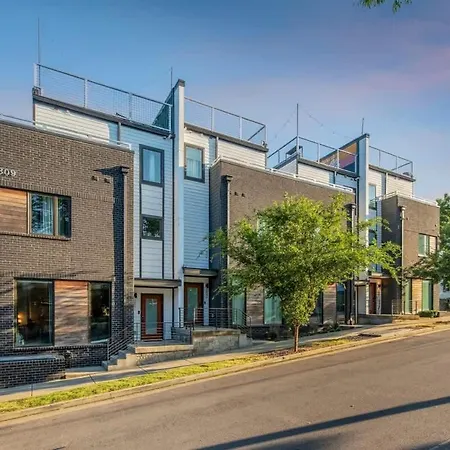 Luxury Retreat: Rooftop Hot Tub Double Deck & Game * Nashville