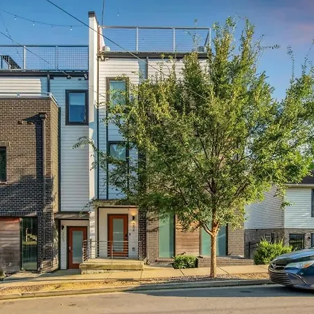 Luxury Retreat: Rooftop Hot Tub Double Deck & Game