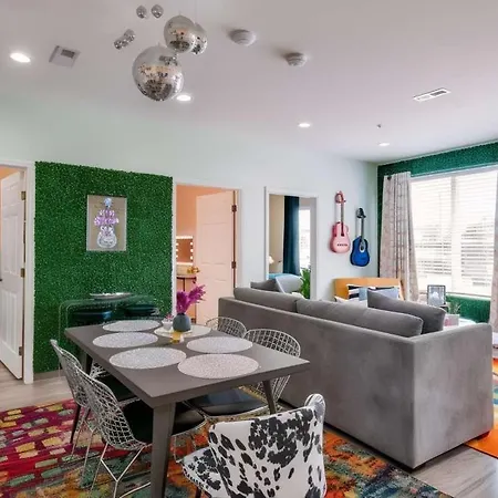 New 4 Bedroom Near Dt Walk To Restaurants *