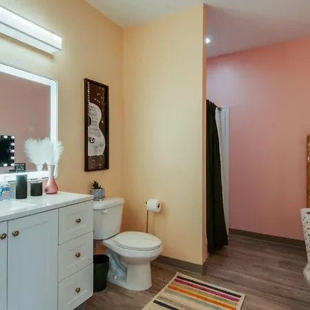 New 4 Bedroom Near Dt Walk To Restaurants Apartment *
