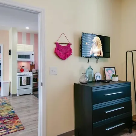 New 4 Bedroom Near Dt Walk To Restaurants Apartment