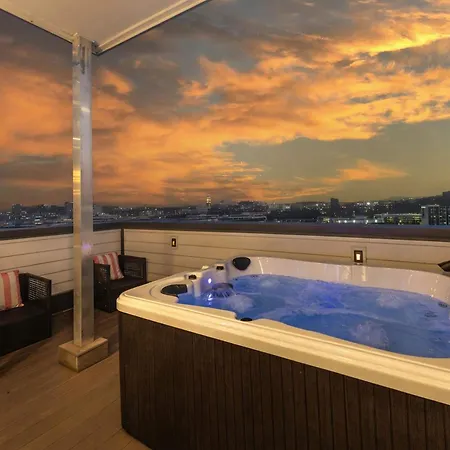 Luxury Retreat: Rooftop Hot Tub Double Deck & Game