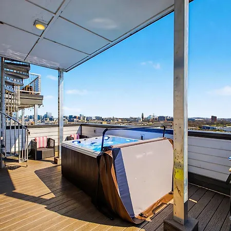 Holiday home Luxury Retreat: Rooftop Hot Tub Double Deck & Game