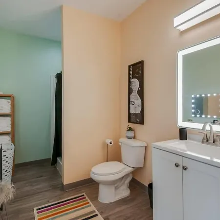New 4 Bedroom Near Dt Walk To Restaurants *