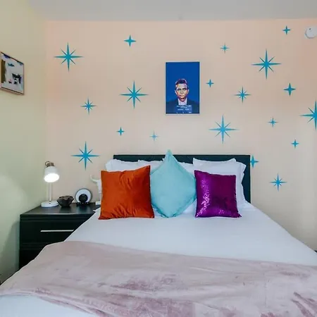 New 4 Bedroom Near Dt Walk To Restaurants *