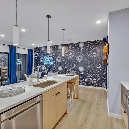 Dancing In The Moonlight In Downtown Walk To Broadway Holiday home *