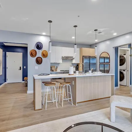 Dancing In The Moonlight In Downtown Walk To Broadway Holiday home *