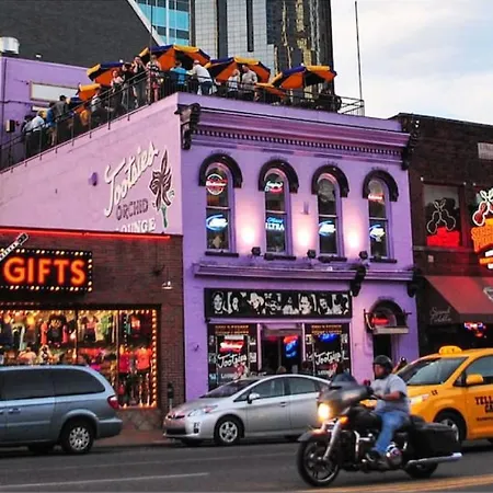 Dancing In The Moonlight In Downtown Walk To Broadway Nashville