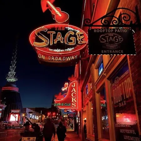 Dancing In The Moonlight In Downtown Walk To Broadway * Nashville