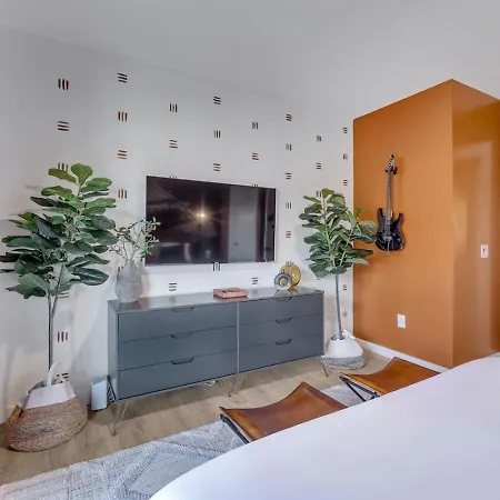The Stage In Downtown W Pool/gym | Walk To Broadway Holiday home *