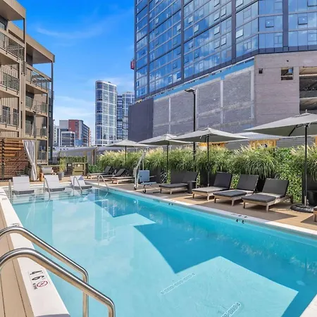 The Stage In Downtown W Pool/gym | Walk To Broadway Holiday home *