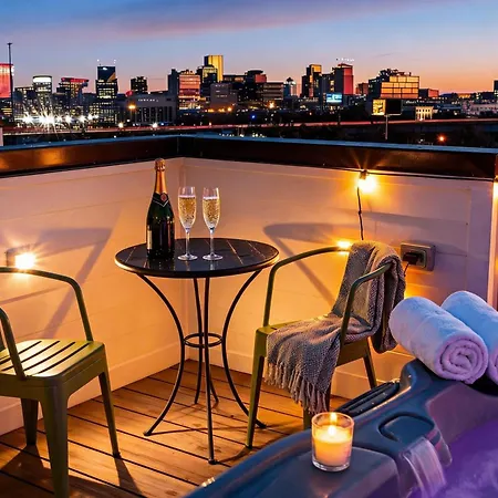 New Nash Eras - 15 Beds - Hot Tub On Rooftop Deck Holiday home Nashville
