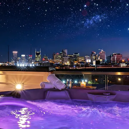 New Nash Eras - 15 Beds - Hot Tub On Rooftop Deck Holiday home Nashville