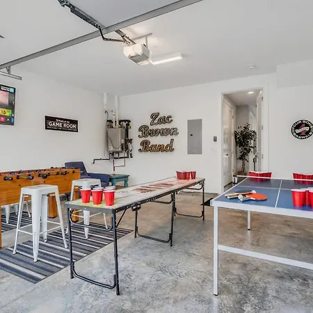 New Luxe 4br 12 Beds - Roofdeck Views - Chefs Kitchen Holiday home Nashville